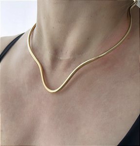 COLAR ARO TUBULAR ONDULADO BANHADO A OURO 18K
