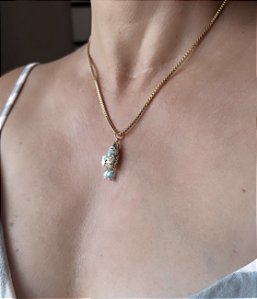 COLAR COM PINGENTE DE PEIXE ESMALTADO BANHADO A OURO 18K