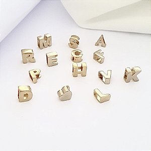 PINGENTE CHARM LETRA BANHADO A OURO 18K