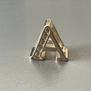 PINGENTE CHARM LETRA A BANHADO A OURO 18K