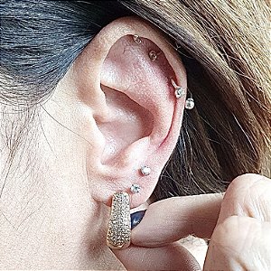 BRINCO ARGOLA CRAVEJADA COM ZIRCONIAS CRISTAIS BANHADO A OURO 18 K