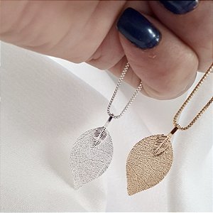 COLAR COM PINGENTE DE FOLHA BANHADO A OURO OU PRATA