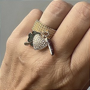 ANEL COM PINGENTES CORAÇAO TREVO E PIMENTA COM ZIRCONIAS COLORIDAS BANHADO A OURO 18 K