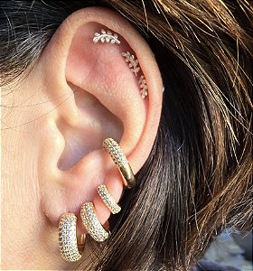 BRINCO TRIO ARGOLAS COM MICROZIRCONIAS CRISTAIS BANHADO A OURO 18 K