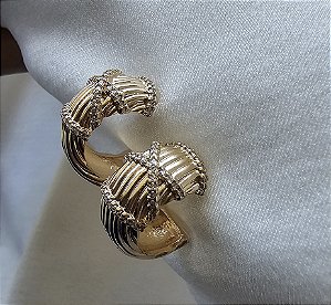 BRINCO ARGOLA COM FRISOS E ZIRCONIAS BANHADO A OURO 18 K