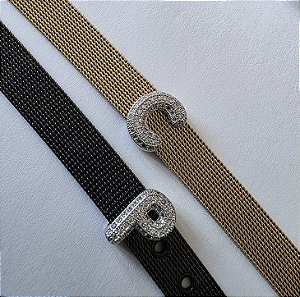 PINGENTE CHARM LETRA PASSANTE COM ZIRCONIAS BANHADO A RODIO