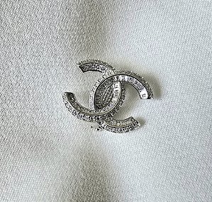 PINGENTE CHARM INSPIRED COM ZIRCONIAS BANHADO A RODIO