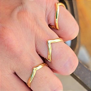 ANEL AJUSTAVEL V BANHADO A OURO 18 K