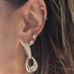 BRINCO ARGOLA COM PINGENTE REMOVIVEL EM GOTA VAZADA BANHADO A RODIO