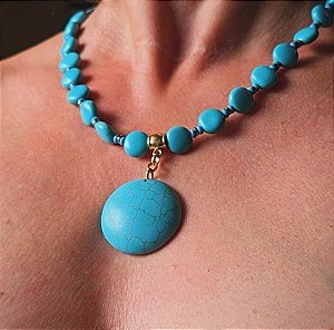 COLAR PEDRA NATURAL TURQUESA E PINGENTE ESFERA BANHADO A OURO 18K