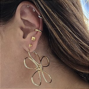BRINCO ARGOLA ARAMADO FLOR COM BANHO FLASH DE OURO