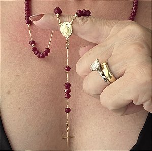 COLAR ESTILO TERÇO CRISTAIS MARSALA BANHADO A OURO 18K