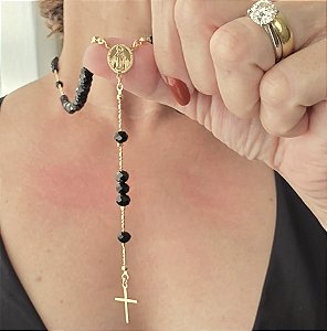 COLAR ESTILO TERÇO CRISTAIS PRETO BANHADO A OURO 18K