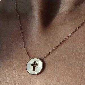 COLAR MADREPEROLA COM CRUZ VAZADA EM AÇO INOX ROSE