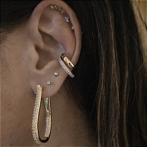 BRINCO ARGOLA OVAL CRAVEJADA COM ZIRCONIAS CRISTAIS BANHADO A OURO 18 K