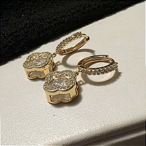 BRINCO ARGOLA COM PINGENTE TREVO EM ZIRCONIAS BANHADO A OURO 18K