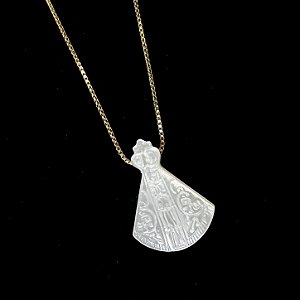 COLAR NOSSA SENHORA EM MADREPEROLA E CORRENTE BANHADO A OURO 18K