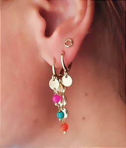 BRINCO ARGOLINHA COM PEDRINHAS COLORIDAS E PLAQUINHAS BANHADO A OURO