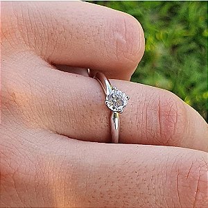 ANEL  SOLITARIO COM ZIRCÔNIA CRISTAL BANHADO A RODIO