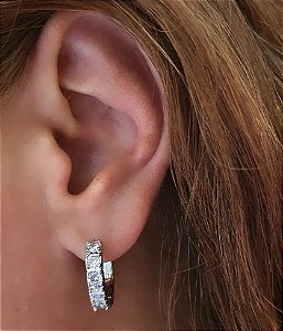 BRINCO ARGOLA COM PEDRAS ZIRCONIAS BANHADA EM RODIO