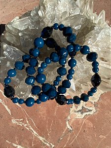 Conjunto de pulseiras mista de cristais tchecos lapidados e esferas em polímero azul petróleo.