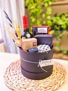 Cesta com Vinho e Chocolate