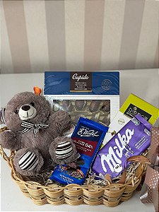 Cesta Trufa, Chocolates Importados e Pelúcia M