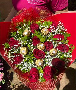 buque 12 rosas com 6 ferrero rocher