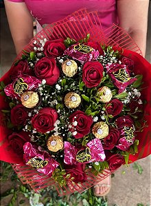 buque 12 rosas + 6 ferrero + 6 bombons