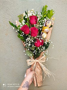 ramalhete 4 rosas + 3 ferrero rocher