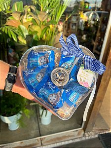 caixa de coraçao com chocolates e chaveiro religioso
