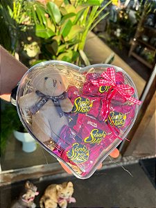 coraçao com chocolates e pelucia