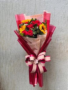 Buque rosas e girassois