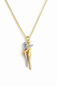 Colar casal abraçados que encaixam um no outro