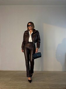 Calça Resinada Reta Ginevra Marrom Escuro (PRÉ-VENDA, ENVIO A PARTIR DO DIA 01/04)