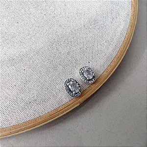 Brinco oval com zircônia