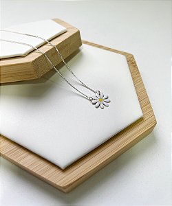 Colar margarida resinada