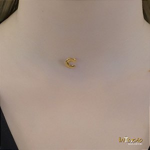 Colar Intuê choker nylon letra C banhado a ouro 18k