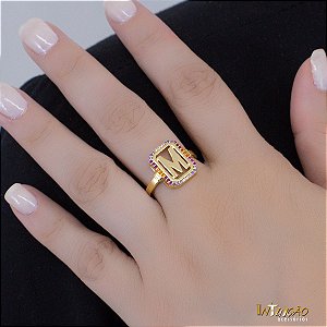 Anel dourado Intuê letra M zircônia colorida banhado a ouro 18k, semijoia