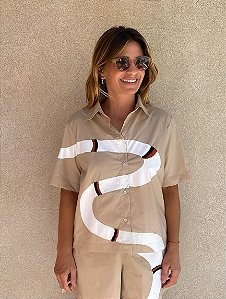 Camisa Manga Curta Cobra Areia