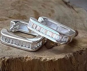 Argola Quadrada com filetes de Zircônia
