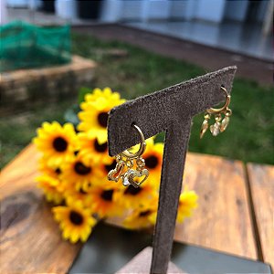 Argola pequena com trio de pingentes dois corações e um ponto de luz