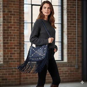 Bolsa Média em Couro com Franjas Aplicações Metálicas Luiza Barcelos