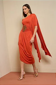 Vestido Malha Fluity Ombro Assimétrico com Cinto Bordado Thamara Capelão