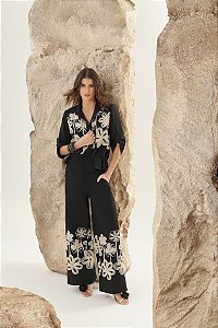 Conjunto Blusa e Calça Preta com Flores Aplicadas Cleo Oficial