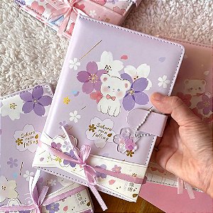 Caderno Brochura Com Folhas Ilustradas e Fecho Magnético Soft Touch Ursinho Sakura