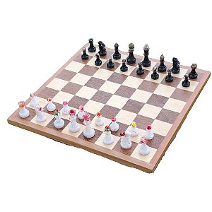 Tabuleiro Xadrez com as peças em madeira