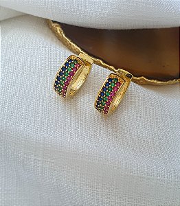 Brinco argola click cravejada com zircônias coloridas