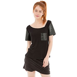 Camiseta Gola Assimétrica • Preto