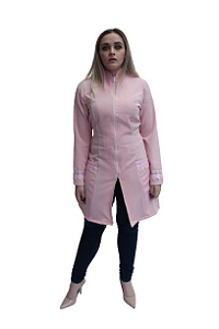 Jaleco Agua Marinha feminino rosa, gripir nas mangas e bolsos frontais, com faixa de amarrar na cintura.